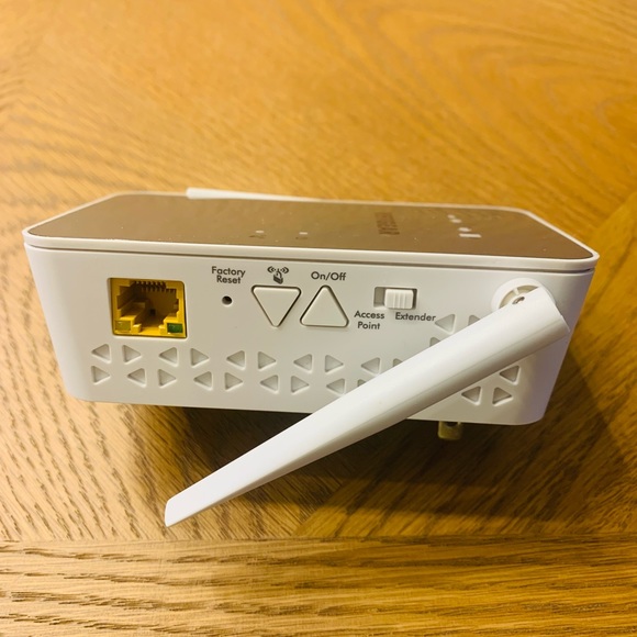 Netgear AC 1200 WI-FI Range Extender - Picture 2 of 4